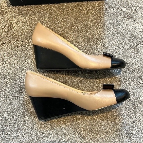 Cole Haan Elsie Bow Wedge 65mm Maple Sugar Leather-black Patent 10 - Picture 3 of 6